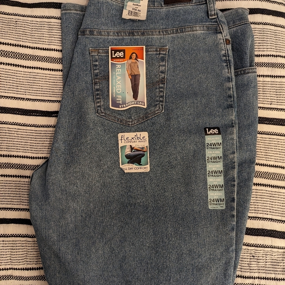 Lee Women’s Relaxed Fit Straight Leg Jeans - Picture 2 of 4